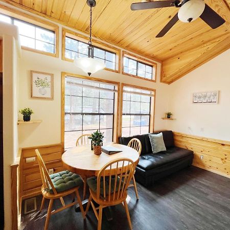 Sally'S Cabin Is A Quaint Two Bedroom Tiny Home Уудланд Парк Екстериор снимка