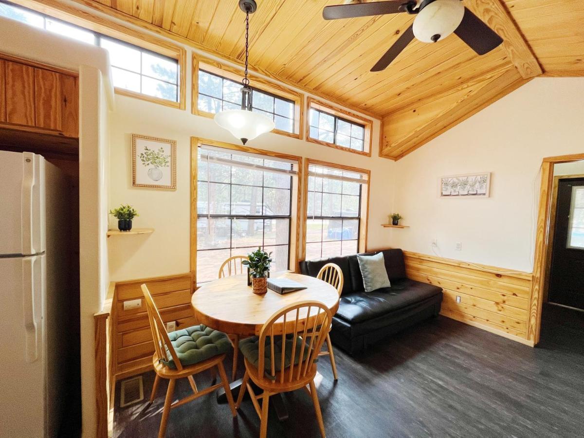 Sally'S Cabin Is A Quaint Two Bedroom Tiny Home Уудланд Парк Екстериор снимка