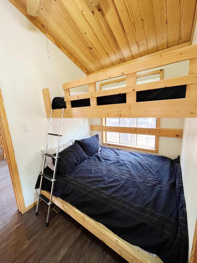 Sally'S Cabin Is A Quaint Two Bedroom Tiny Home Уудланд Парк Екстериор снимка