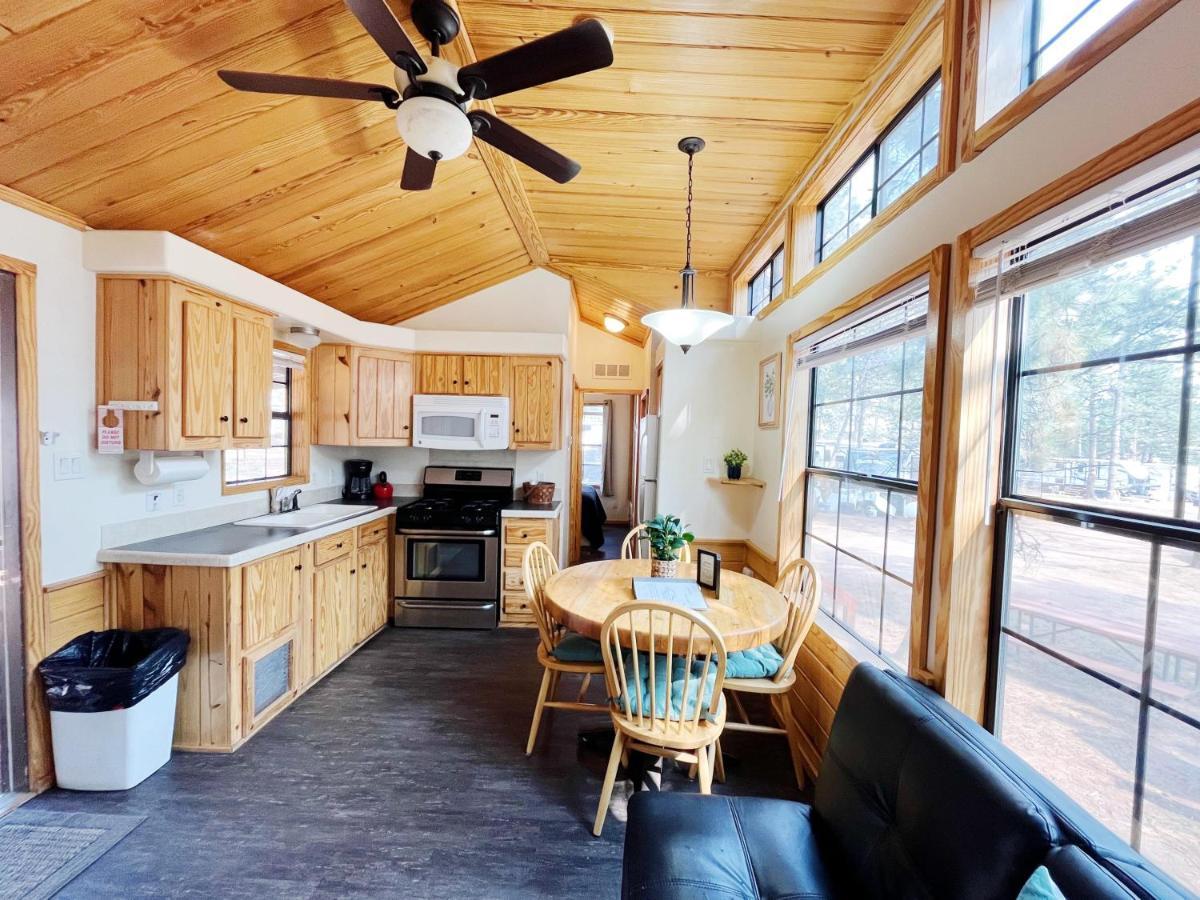 Sally'S Cabin Is A Quaint Two Bedroom Tiny Home Уудланд Парк Екстериор снимка