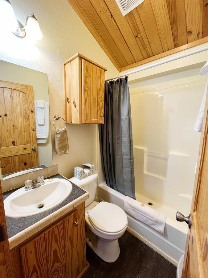 Sally'S Cabin Is A Quaint Two Bedroom Tiny Home Уудланд Парк Екстериор снимка