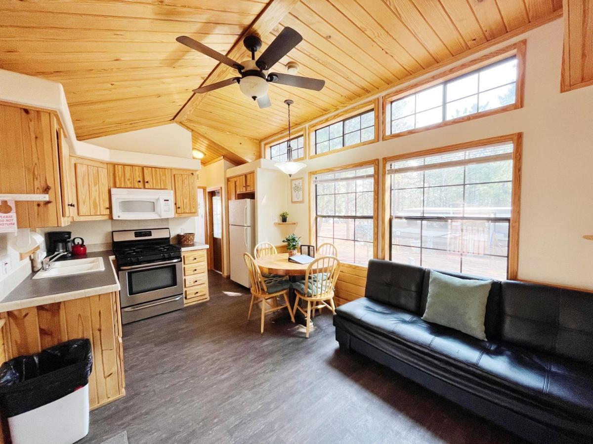 Sally'S Cabin Is A Quaint Two Bedroom Tiny Home Уудланд Парк Екстериор снимка