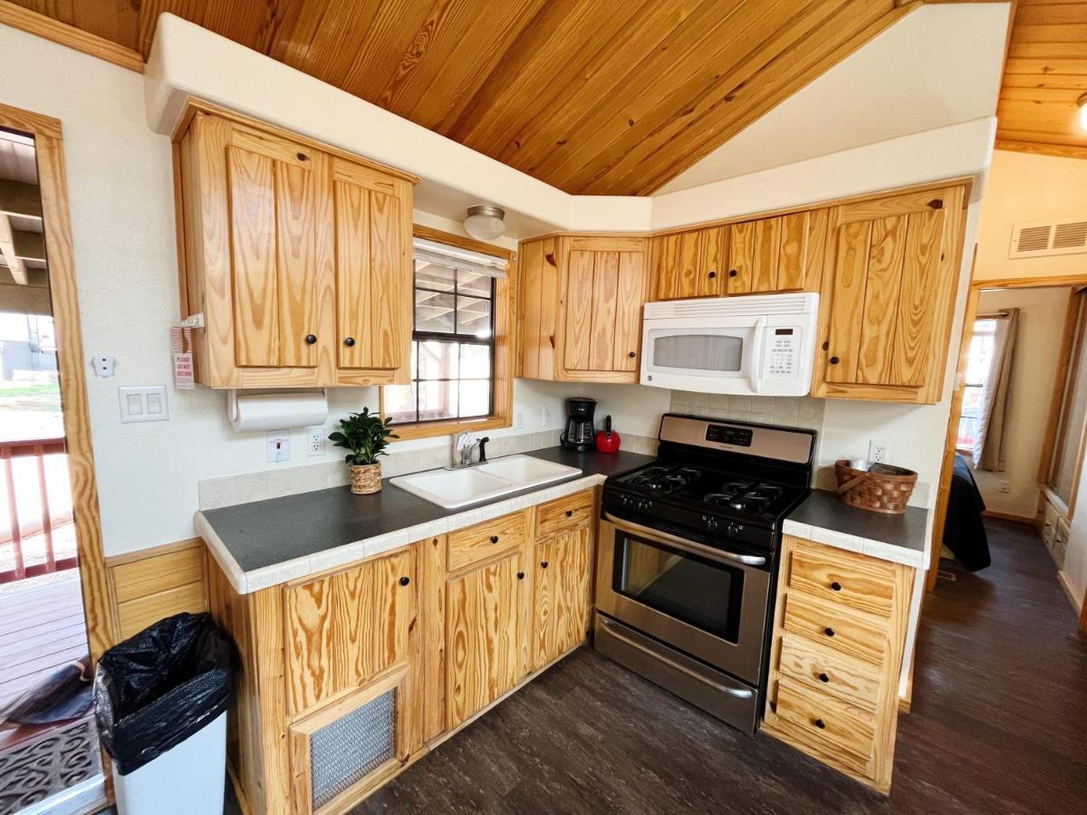 Sally'S Cabin Is A Quaint Two Bedroom Tiny Home Уудланд Парк Екстериор снимка